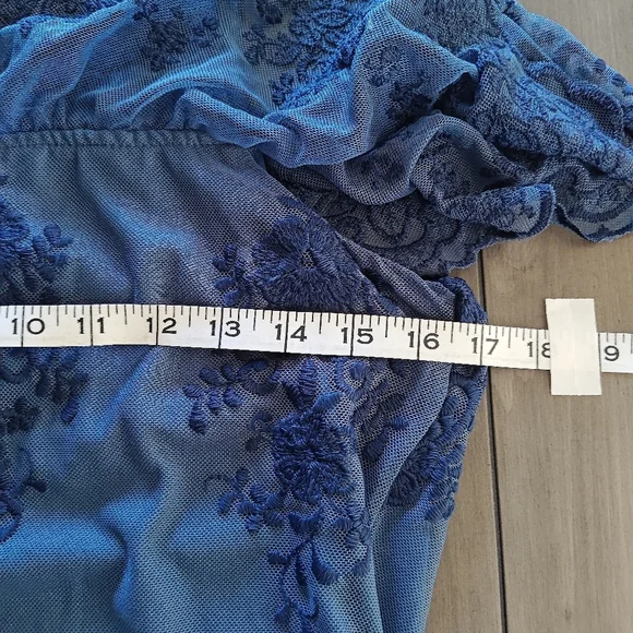 Francesca's Mi ami Sleeveless Cold Shoulder Frilly Lacy Indigo Top Medium - Picture 8 of 11